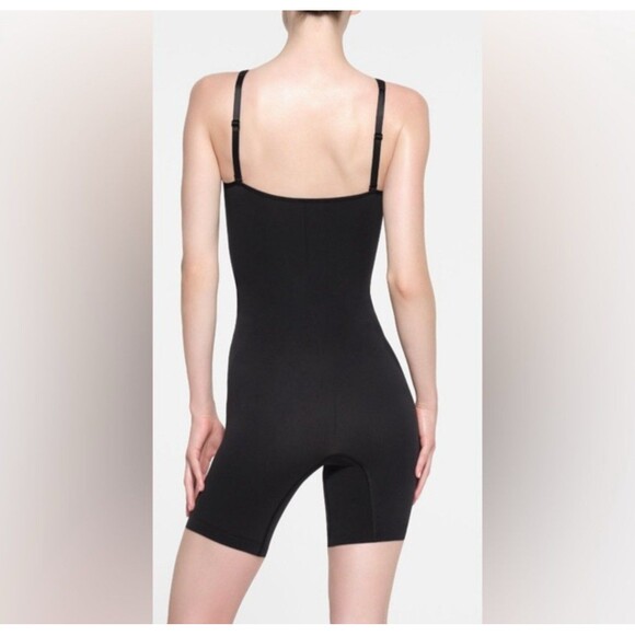 SEAMLESS SCULPT ZIP FRONT Scoop Neck mid thigh bodysuit - Picture 4 of 9